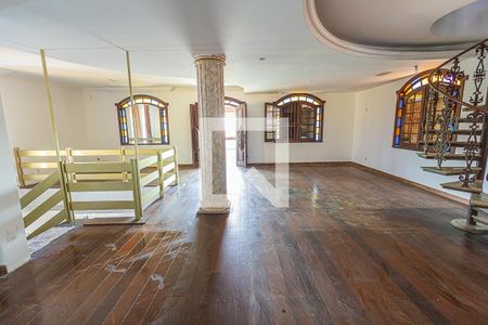 Casa à venda com 441m², 8 quartos e 8 vagas Casa à venda com 441m², 8 quartos e 8 vagasSala /2º andar