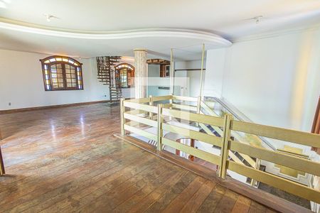 Casa à venda com 441m², 8 quartos e 8 vagas Casa à venda com 441m², 8 quartos e 8 vagasSala /2º andar