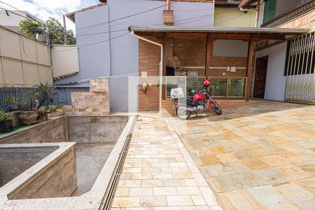 Casa à venda com 441m², 8 quartos e 8 vagas Casa à venda com 441m², 8 quartos e 8 vagasPiscina