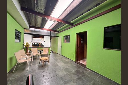 Casa à venda com 205m², 4 quartos e 3 vagas Casa à venda com 205m², 4 quartos e 3 vagasVaranda