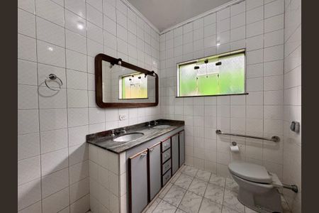 Casa à venda com 205m², 4 quartos e 3 vagas Casa à venda com 205m², 4 quartos e 3 vagasBanheiro 2