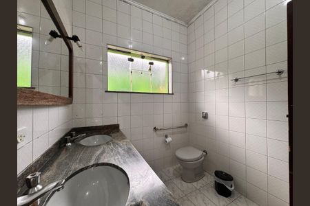 Casa à venda com 205m², 4 quartos e 3 vagas Casa à venda com 205m², 4 quartos e 3 vagasBanheiro 2