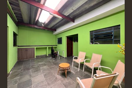 Casa à venda com 205m², 4 quartos e 3 vagas Casa à venda com 205m², 4 quartos e 3 vagasVaranda