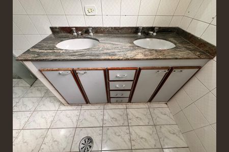 Casa à venda com 205m², 4 quartos e 3 vagas Casa à venda com 205m², 4 quartos e 3 vagasBanheiro 2