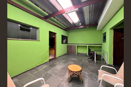 Casa à venda com 205m², 4 quartos e 3 vagas Casa à venda com 205m², 4 quartos e 3 vagasVaranda