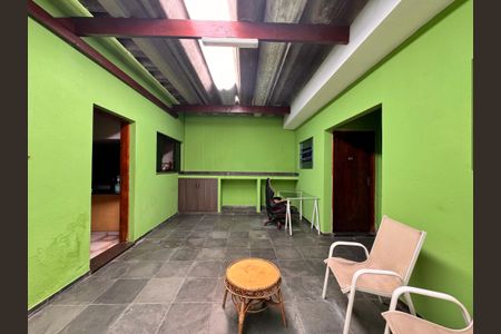 Casa à venda com 205m², 4 quartos e 3 vagas Casa à venda com 205m², 4 quartos e 3 vagasVaranda