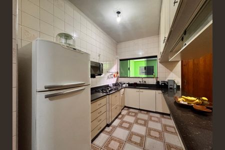 Casa à venda com 205m², 4 quartos e 3 vagas Casa à venda com 205m², 4 quartos e 3 vagasCozinha