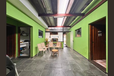 Casa à venda com 205m², 4 quartos e 3 vagas Casa à venda com 205m², 4 quartos e 3 vagasVaranda