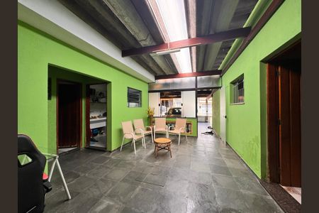 Casa à venda com 205m², 4 quartos e 3 vagas Casa à venda com 205m², 4 quartos e 3 vagasVaranda