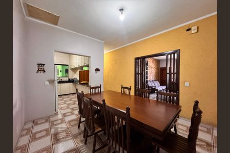 Casa à venda com 205m², 4 quartos e 3 vagas Casa à venda com 205m², 4 quartos e 3 vagasCozinha