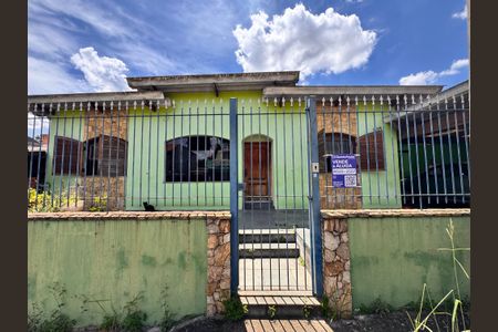 Casa à venda com 205m², 4 quartos e 3 vagas Casa à venda com 205m², 4 quartos e 3 vagasFachada + plaquinha