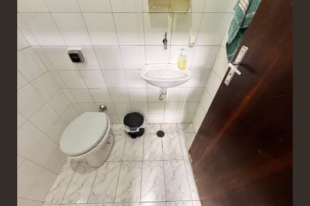 Casa à venda com 205m², 4 quartos e 3 vagas Casa à venda com 205m², 4 quartos e 3 vagasBanheiro