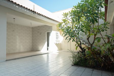 Casa à venda com 350m², 2 quartos e 6 vagasQuintal