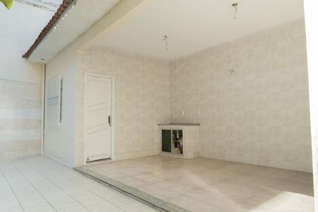 Casa à venda com 350m², 2 quartos e 6 vagasQuintal