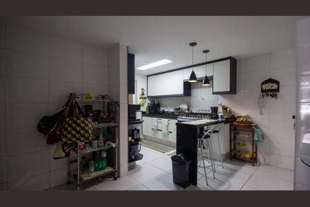 Apartamento à venda com 201m², 4 quartos e 2 vagas Apartamento à venda com 201m², 4 quartos e 2 vagasCozinha e Área de Serviço