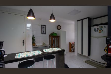 Apartamento à venda com 201m², 4 quartos e 2 vagas Apartamento à venda com 201m², 4 quartos e 2 vagasCozinha e Área de Serviço