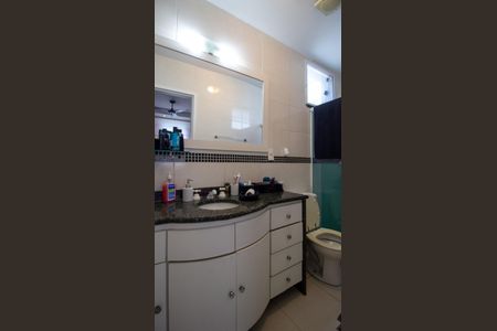 Apartamento à venda com 201m², 4 quartos e 2 vagas Apartamento à venda com 201m², 4 quartos e 2 vagasBanheiro da Suíte 1