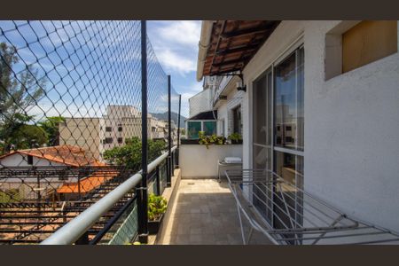 Apartamento à venda com 201m², 4 quartos e 2 vagas Apartamento à venda com 201m², 4 quartos e 2 vagasCozinha e Área de Serviço