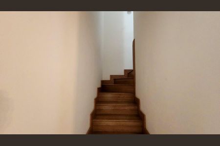 Casa de condomínio à venda com 130m², 3 quartos e 2 vagas Casa de condomínio à venda com 130m², 3 quartos e 2 vagasEscada