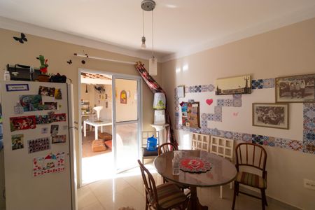 Casa de condomínio à venda com 200m², 3 quartos e 2 vagasCopa