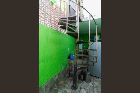 Casa para alugar com 120m², 2 quartos e 2 vagasEscada