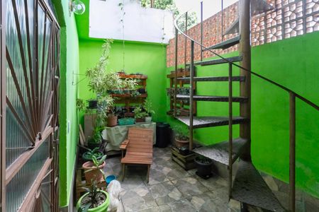 Casa para alugar com 120m², 2 quartos e 2 vagasEscada