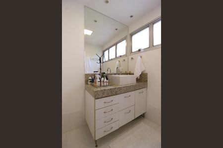 Apartamento à venda com 130m², 3 quartos e 2 vagasBanheiro da Suíte