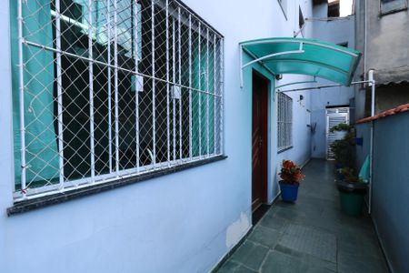 Casa à venda com 200m², 3 quartos e 2 vagasCorredor externo