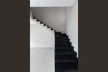 Casa à venda com 192m², 3 quartos e 2 vagasEscada