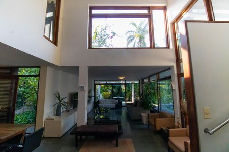 Casa de condomínio à venda com 392m², 4 quartos e 4 vagas Casa de condomínio à venda com 392m², 4 quartos e 4 vagasSala