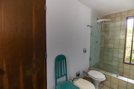 Casa de condomínio à venda com 392m², 4 quartos e 4 vagas Casa de condomínio à venda com 392m², 4 quartos e 4 vagasBanheiro da Suíte 1