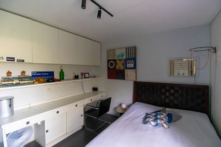 Casa de condomínio à venda com 392m², 4 quartos e 4 vagas Casa de condomínio à venda com 392m², 4 quartos e 4 vagasQuarto 2