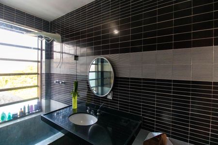 Casa de condomínio à venda com 392m², 4 quartos e 4 vagas Casa de condomínio à venda com 392m², 4 quartos e 4 vagasBanheiro Social