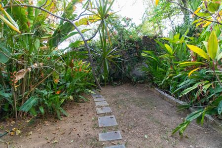 Casa de condomínio à venda com 392m², 4 quartos e 4 vagas Casa de condomínio à venda com 392m², 4 quartos e 4 vagasÁrea externa