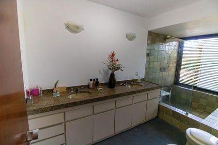 Casa de condomínio à venda com 392m², 4 quartos e 4 vagas Casa de condomínio à venda com 392m², 4 quartos e 4 vagasBanheiro da Suíte 2