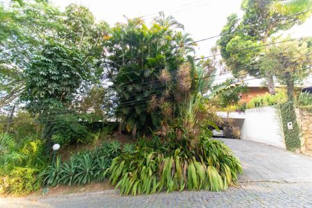 Casa de condomínio à venda com 392m², 4 quartos e 4 vagas Casa de condomínio à venda com 392m², 4 quartos e 4 vagasFachada