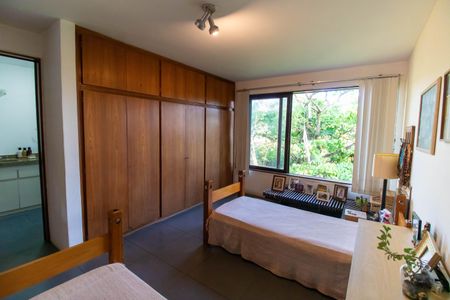 Casa de condomínio à venda com 392m², 4 quartos e 4 vagas Casa de condomínio à venda com 392m², 4 quartos e 4 vagasSuíte 2