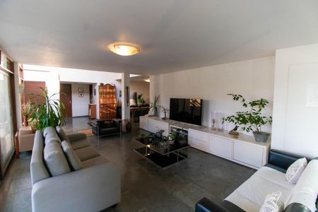 Casa de condomínio à venda com 392m², 4 quartos e 4 vagas Casa de condomínio à venda com 392m², 4 quartos e 4 vagasSala