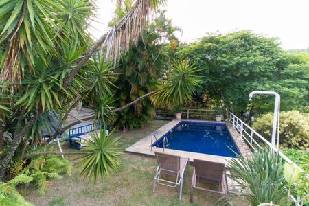 Casa de condomínio à venda com 392m², 4 quartos e 4 vagas Casa de condomínio à venda com 392m², 4 quartos e 4 vagasÁrea externa