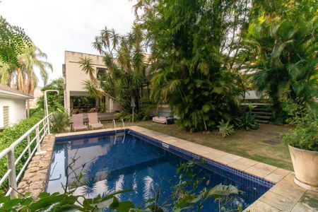 Casa de condomínio à venda com 392m², 4 quartos e 4 vagas Casa de condomínio à venda com 392m², 4 quartos e 4 vagasÁrea externa