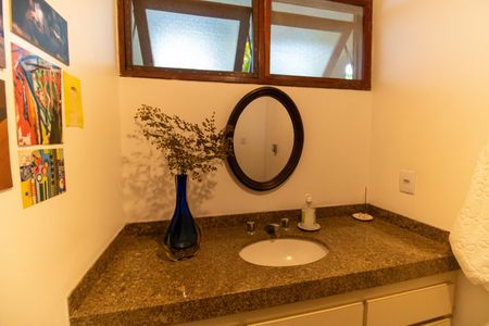 Casa de condomínio à venda com 392m², 4 quartos e 4 vagas Casa de condomínio à venda com 392m², 4 quartos e 4 vagasLavabo