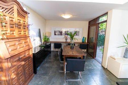 Casa de condomínio à venda com 392m², 4 quartos e 4 vagas Casa de condomínio à venda com 392m², 4 quartos e 4 vagasSala