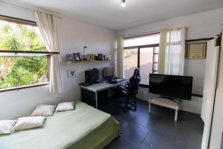 Casa de condomínio à venda com 392m², 4 quartos e 4 vagas Casa de condomínio à venda com 392m², 4 quartos e 4 vagasQuarto 1