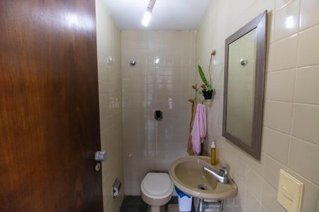 Casa de condomínio à venda com 392m², 4 quartos e 4 vagas Casa de condomínio à venda com 392m², 4 quartos e 4 vagasBanheiro Externo