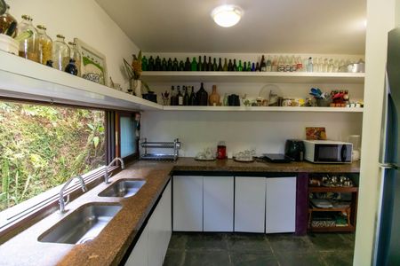 Casa de condomínio à venda com 392m², 4 quartos e 4 vagas Casa de condomínio à venda com 392m², 4 quartos e 4 vagasCozinha