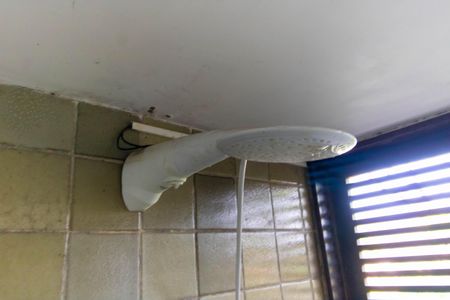 Casa de condomínio à venda com 392m², 4 quartos e 4 vagas Casa de condomínio à venda com 392m², 4 quartos e 4 vagasChuveiro