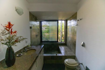 Casa de condomínio à venda com 392m², 4 quartos e 4 vagas Casa de condomínio à venda com 392m², 4 quartos e 4 vagasBanheiro da Suíte 2