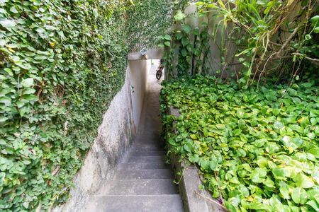 Casa de condomínio à venda com 392m², 4 quartos e 4 vagas Casa de condomínio à venda com 392m², 4 quartos e 4 vagasÁrea externa