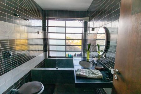 Casa de condomínio à venda com 392m², 4 quartos e 4 vagas Casa de condomínio à venda com 392m², 4 quartos e 4 vagasBanheiro Social