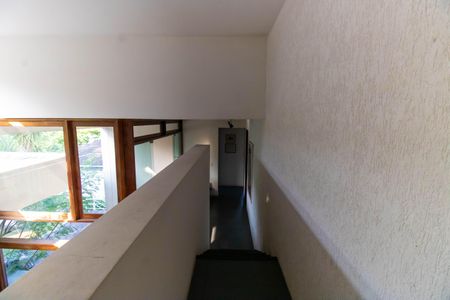 Casa de condomínio à venda com 392m², 4 quartos e 4 vagas Casa de condomínio à venda com 392m², 4 quartos e 4 vagasCorredor